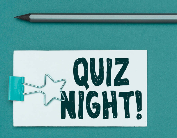 Tekst bijschrift presenteren Quiz Night, Conceptuele foto-avond test kennis wedstrijd tussen individuen - Foto, afbeelding