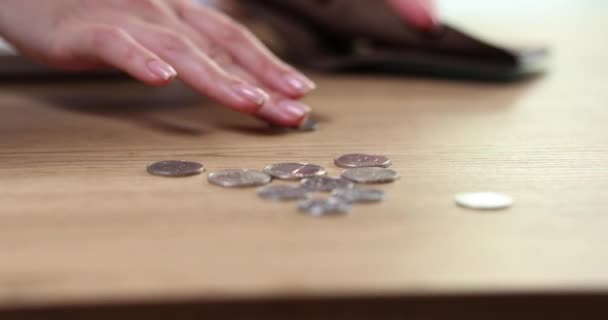 La mujer cuenta monedas de dinero en la mesa. Inflación de salarios bajos y pobreza - Imágenes, Vídeo