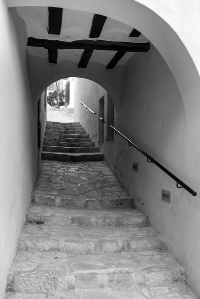 Narrow cobbled passage with stone stairs in Finestrat village, Alicante, Spain - Foto, afbeelding