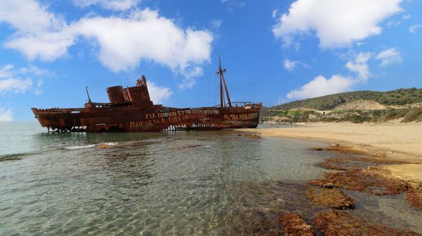 Glyfada sahilinde "Dimitrios" adlı gemi enkazı, Lakonia, Moreloponesse, Yunanistan - Fotoğraf, Görsel