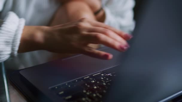 молодая женщина сидит на диване с ноутбуком и смотрит на экран во время ввода сообщения, счастливая леди чата на компьютере, просматривает интернет в социальных сетях, учится или работает в Интернете на дому - Кадры, видео