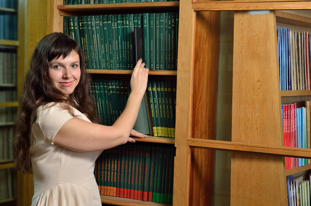 Egy nő, egy szerkentyű-ban a könyvtár - Fotó, kép