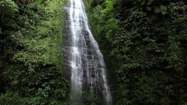 Cascada en medio del bosque seco tropical colombiano, toma aerea con mavic air 2s - Filmati, video