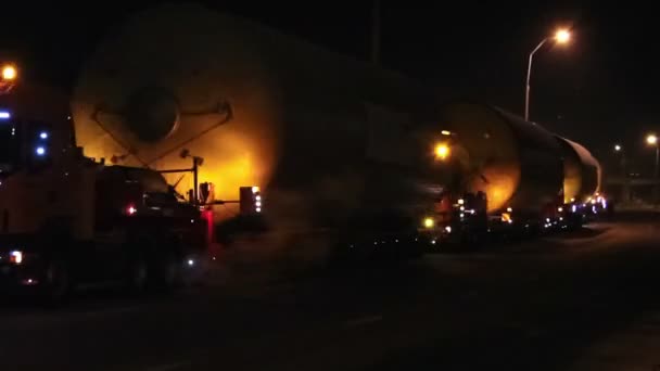 Samochody lub samochody ciężarowe z przewóz ładunków ponadgabarytowych i migania w nocy - Materiał filmowy, wideo