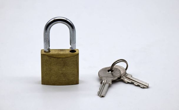 Padlock avaimet eristetty valkoisella taustalla
 - Valokuva, kuva