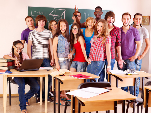 Estudante em sala de aula perto de quadro negro
. - Foto, Imagem