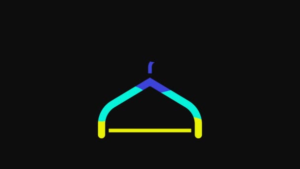 Gele Hanger garderobe pictogram geïsoleerd op zwarte achtergrond. Cloakroom icoon. Kleding service symbool. Wasserij hangerbord. 4K Video motion grafische animatie. - Video