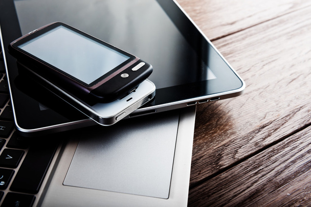 Smartphones and tablet pc on desk - Фото, зображення
