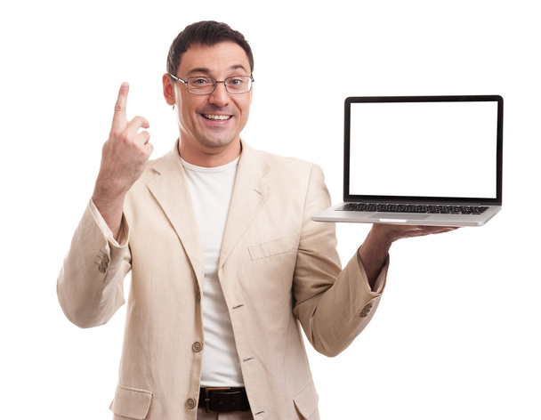 красивый мужчина представляет ноутбук с чистым экраном
 - Фото, изображение
