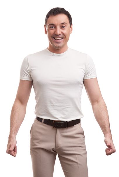 muskulöser, gutaussehender Mann im T-Shirt - Foto, Bild