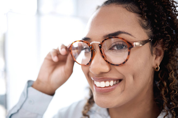 Musta nainen, kasvot ja hymy silmälasilla silmien hoitoon, visio ja suunnittelija runko, resepti linssi ja optometria. Muotokuva, muoti silmälasit ja terveys silmille hyvinvointi ja onnellinen valinta. - Valokuva, kuva