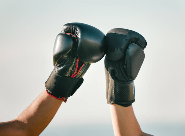Boksör, boks eldiveni ve arkadaşlarının kutlamada yumruk tokuşturması, dışarıda dövüş sporlarında işbirliği ve takım çalışması. Dövüşçü, eller ve insanlar antrenman, egzersiz ve spor olarak birlikte çalışırlar.. - Fotoğraf, Görsel