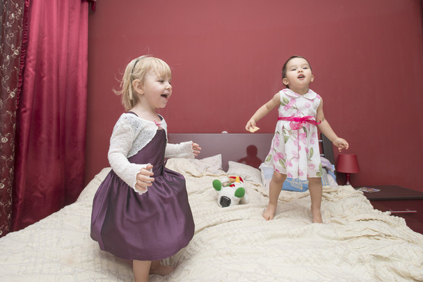 Küçük kızları yatağa atlama - Fotoğraf, Görsel