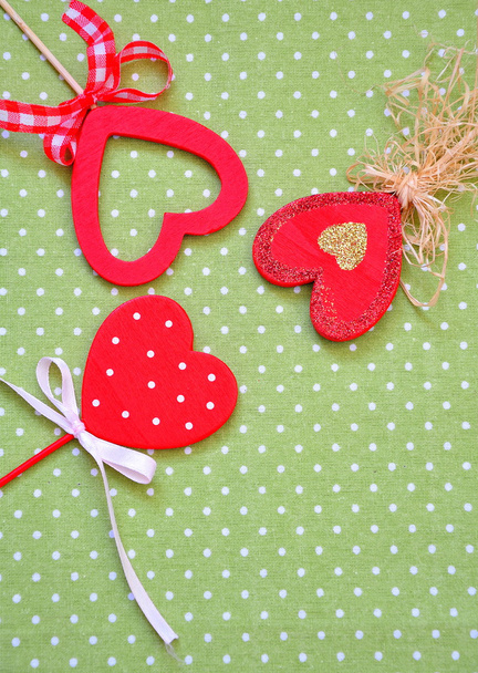 liebe handgemachte Herzen auf grünem Hintergrund, Valentinstag-Kartenkonzept - Foto, Bild