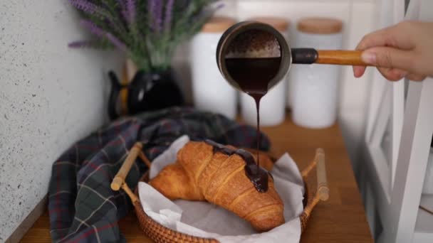 Freshly baked croissant with chocolate closeup - Imágenes, Vídeo