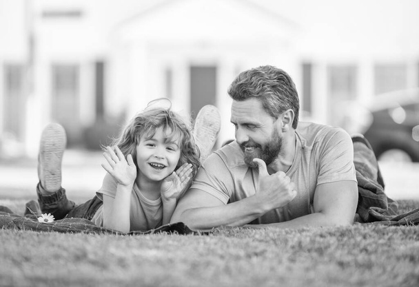 happy father with son relax together on green park grass show thumb up, family love. - Fotoğraf, Görsel