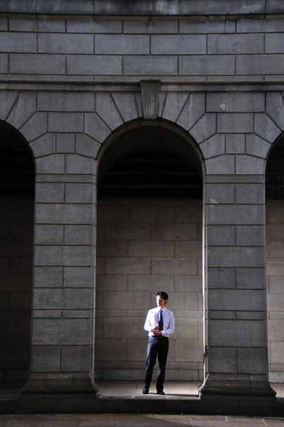 Asian Chinese Man standing in the arch of a roman architecture - Foto, Imagen