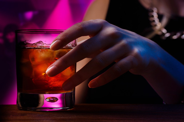 cocktail no clube noturno
 - Foto, Imagem
