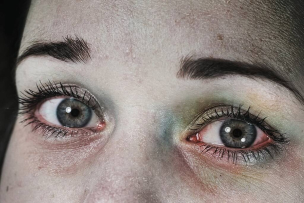 Kadınlara karşı şiddet. Hematomu olan korkmuş ve çaresiz bir kadının gözleri.. - Fotoğraf, Görsel