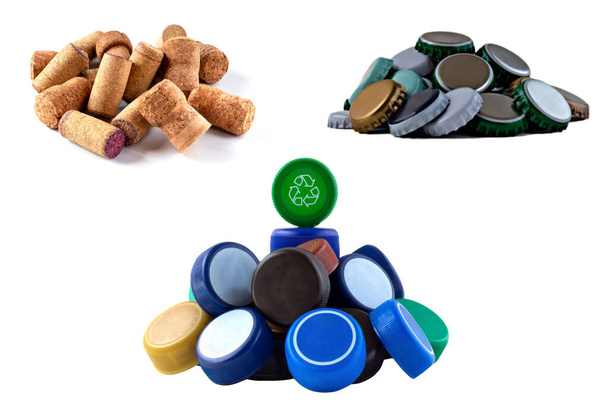 Κολάζ από πλαστικά και σιδερένια καπάκια μπουκαλιών, φελλοί κρασιού. Έννοια της περιβαλλοντικής προστασίας και του διαχωρισμού των αποβλήτων. Σήμα ανακύκλωσης - Φωτογραφία, εικόνα