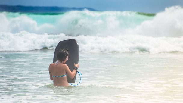 Charming girl learns to ride the surf - Zdjęcie, obraz