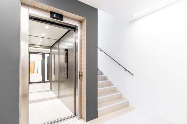 лифт и лестница в жилом доме. Высокое качество фото - Фото, изображение