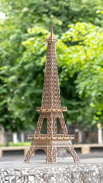 A párizsi Eiffel-torony fa modellje a természet hátterében - Fotó, kép