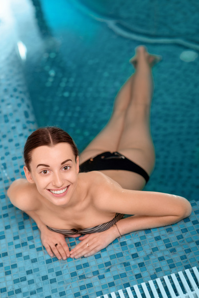 Nainen uima-altaassa. - Valokuva, kuva