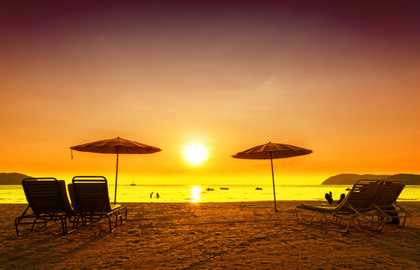 Retro imagem filtrada de cadeiras de praia e guarda-chuvas na areia em
  - Foto, Imagem