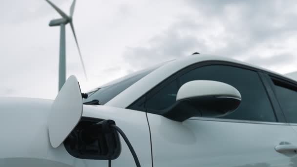 Прогрессивная будущая концепция энергетической инфраструктуры электромобиля, заряжаемого на зарядной станции на основе зеленой и возобновляемой энергии ветряной турбины с целью сохранения окружающей среды. - Кадры, видео