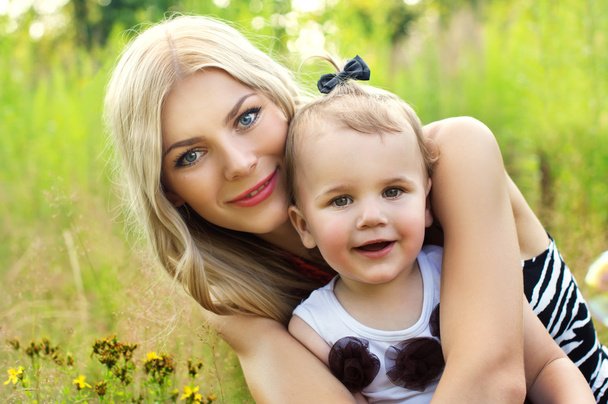 Portrét krásné matky s dítětem v přírodě - Fotografie, Obrázek