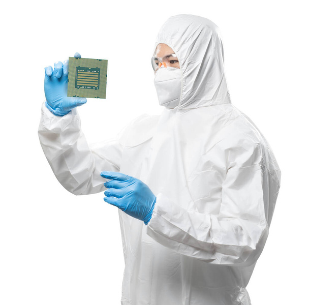 Працівник або інженер носить медичний захисний костюм або білий костюм з чіпсетом ізольовані
 - Фото, зображення