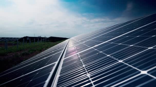 paneles solares en fila en los campos, energía verde, paisaje, electricidad, ecología, innovación, naturaleza, medio ambiente - Metraje, vídeo
