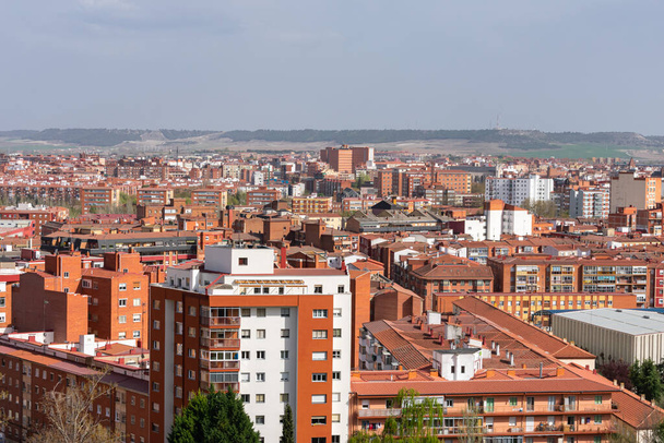 a skyline view of a medium-sized city on a sunny day - Zdjęcie, obraz