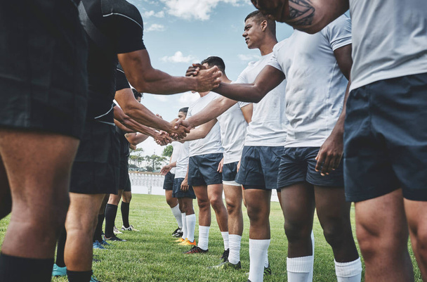 Bien jugado. un grupo de jóvenes jugadores de rugby estrechándose las manos para felicitarse por jugar un buen juego afuera en un archivo - Foto, Imagen