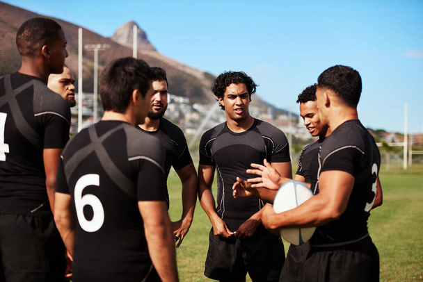 Que nous gagnions ou perdions bien jouer notre meilleur. un groupe de jeunes joueurs de rugby en discussion sur le terrain - Photo, image