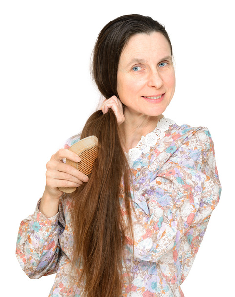 Yetişkin kadın saç fırçalama - Fotoğraf, Görsel