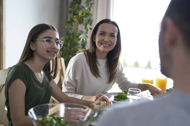 Happy famille caucasienne déjeuner ensemble à la maison - Photo, image