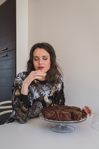 Beautiful young brunette posing with brownies - Fotoğraf, Görsel