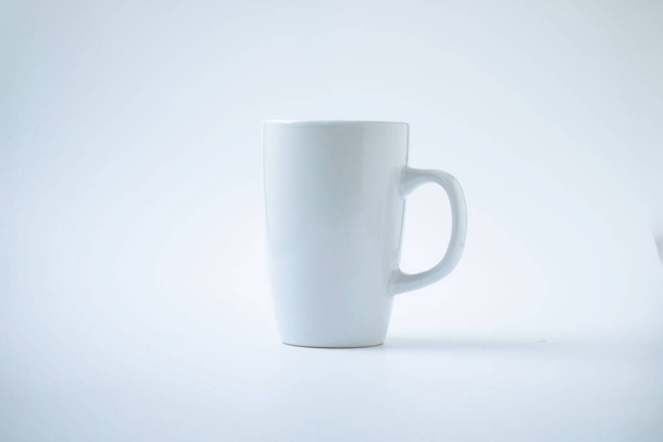 λευκή μεγάλη κούπα με λαβή σε λευκό οριζόντιο φόντο. άδειο ποτήρι κρασιού για το σχεδιασμό  - Φωτογραφία, εικόνα