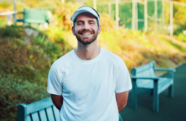Sahadayken her zaman mutlu olurum. Tenis kortunda duran genç bir adamın portresi. - Fotoğraf, Görsel