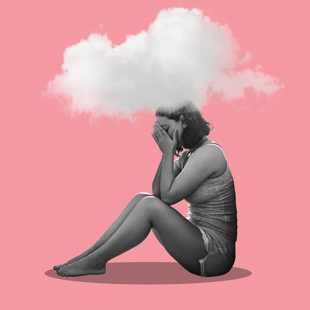 Depresión, nube y arte con la mujer en un piso de estudio para la salud mental, el estrés o la ansiedad en el fondo rosa. Decoración, ilustración y triste, niña llorando con mente, psicología y crisis aislada. - Foto, imagen