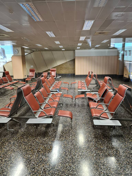 evocadora imagen de una sala de espera sin pasajeros en un aeropuertoeuropeo - Foto, imagen