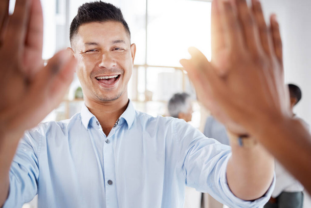 Zakenman, portret en high five voor succes, teamwork en het vieren van winnende doelen. Gelukkige werknemer, prestatie en handen voor motivatie, missie en doel van vertrouwen, ondersteuning en visie op kantoor. - Foto, afbeelding