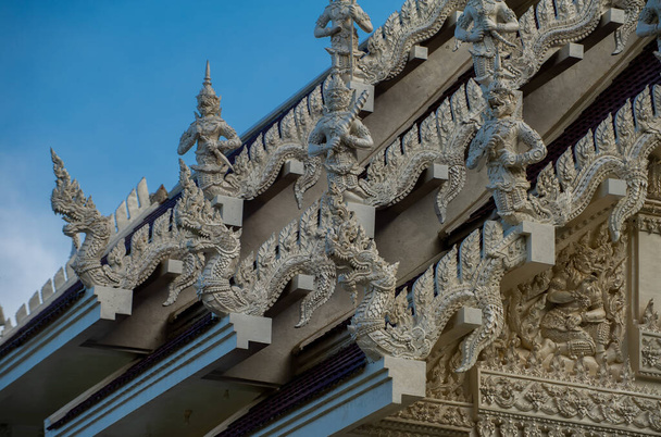 Белый храм построен с большим количеством деталей в районе, не посещаемом туристами в провинции Чумпхон - Фото, изображение