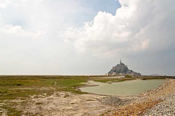 Vista costeira da ilha de Mont St Michel
 - Foto, Imagem