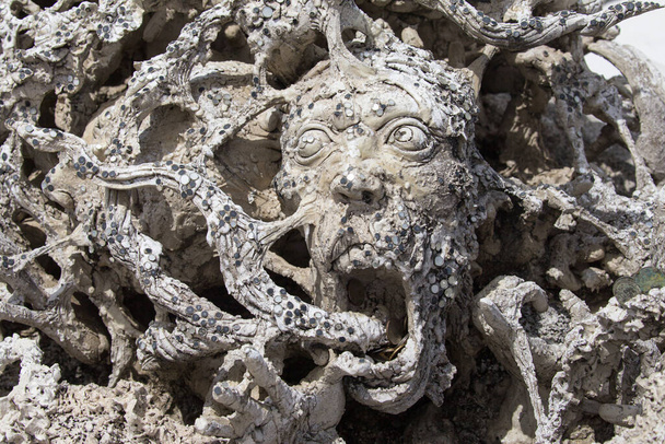 Sculpture d'un visage horrifié à Wat Rong Khun, Chiang Rai, Thaïlande. - Photo, image