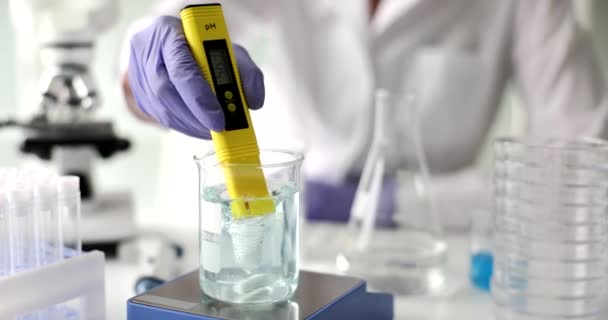 Rührflüssigkeit im Becherglas mit Magnetrührer und Tester anrühren. Wissenschaftler untersucht giftige Substanzen im Wasser - Filmmaterial, Video