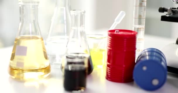 Raakaöljyn ja nesteen laboratoriotutkimus koeputkissa. Öljytuotteiden tutkimus- ja testauslaboratorio - Materiaali, video