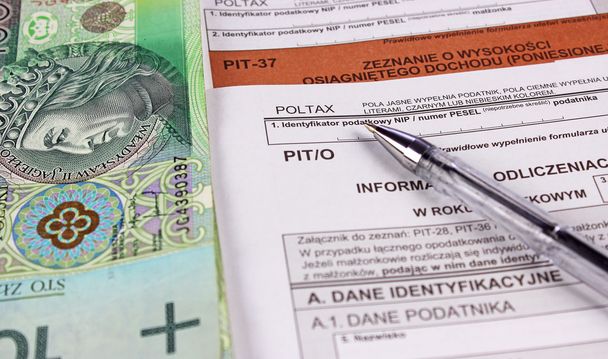 Impuesto sobre la renta polaco PIT-37 y PIT-O
 - Foto, imagen